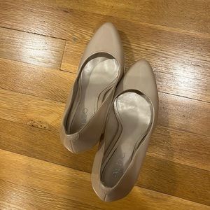 Lightly worn Aldo Nude heels. Size 7